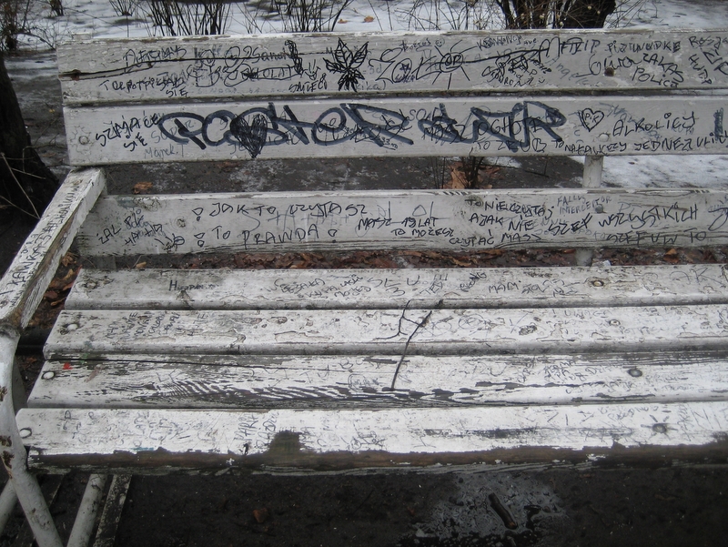 Zniszczona ławka - Jacek Butlewski