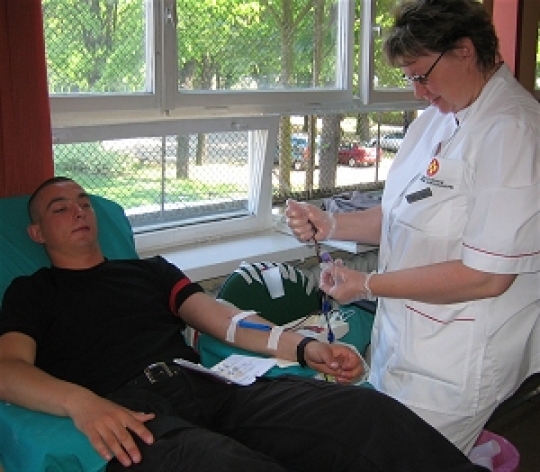 Policjant oddaje krew - Adam Sołtysiak