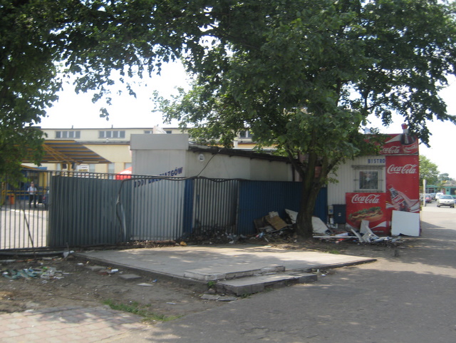 brzydka budka przed dworcem - Adam Michalkiewicz