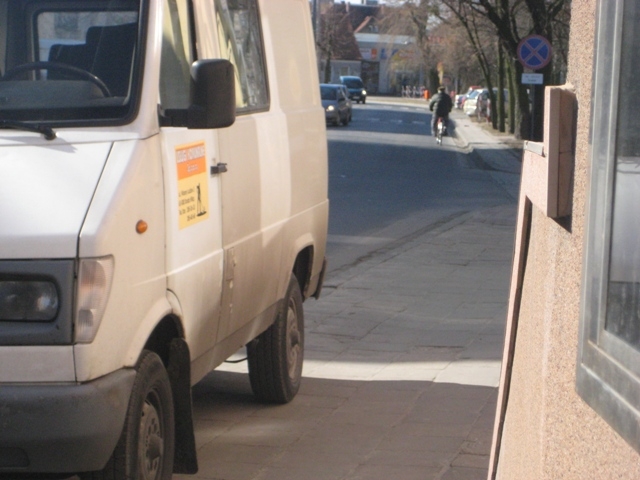 Parkowanie na chodniku - 6 marca - Rafał Regulski