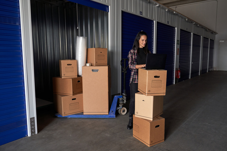 główne_woman-browsing-laptop-near-boxed-in-storage-2023-11-27-05-10-41-utc(2)(1) - SPONSOROWANE