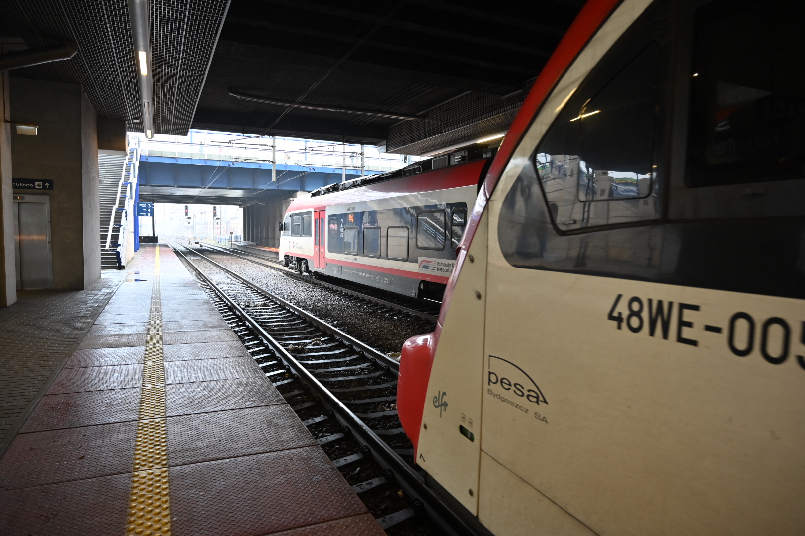 pkp dworzec kolej pociąg pociągi - Wojtek Wardejn