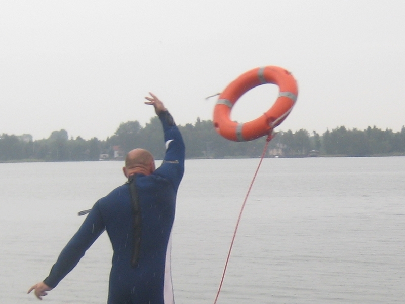 Policjant ratuje tonącego - ćwiczenia - Wojciech Chmielewski