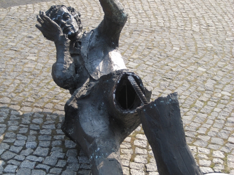 Zniszczony pomnik Komedy - Magda Konieczna