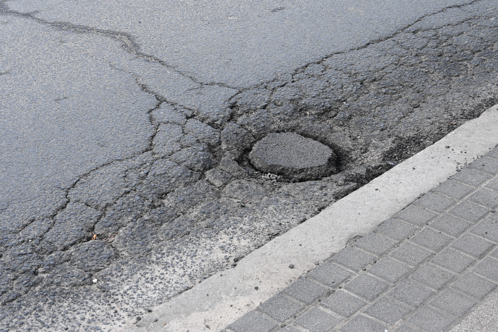 dziury w drodze łatanie dziur - Leon Bielewicz