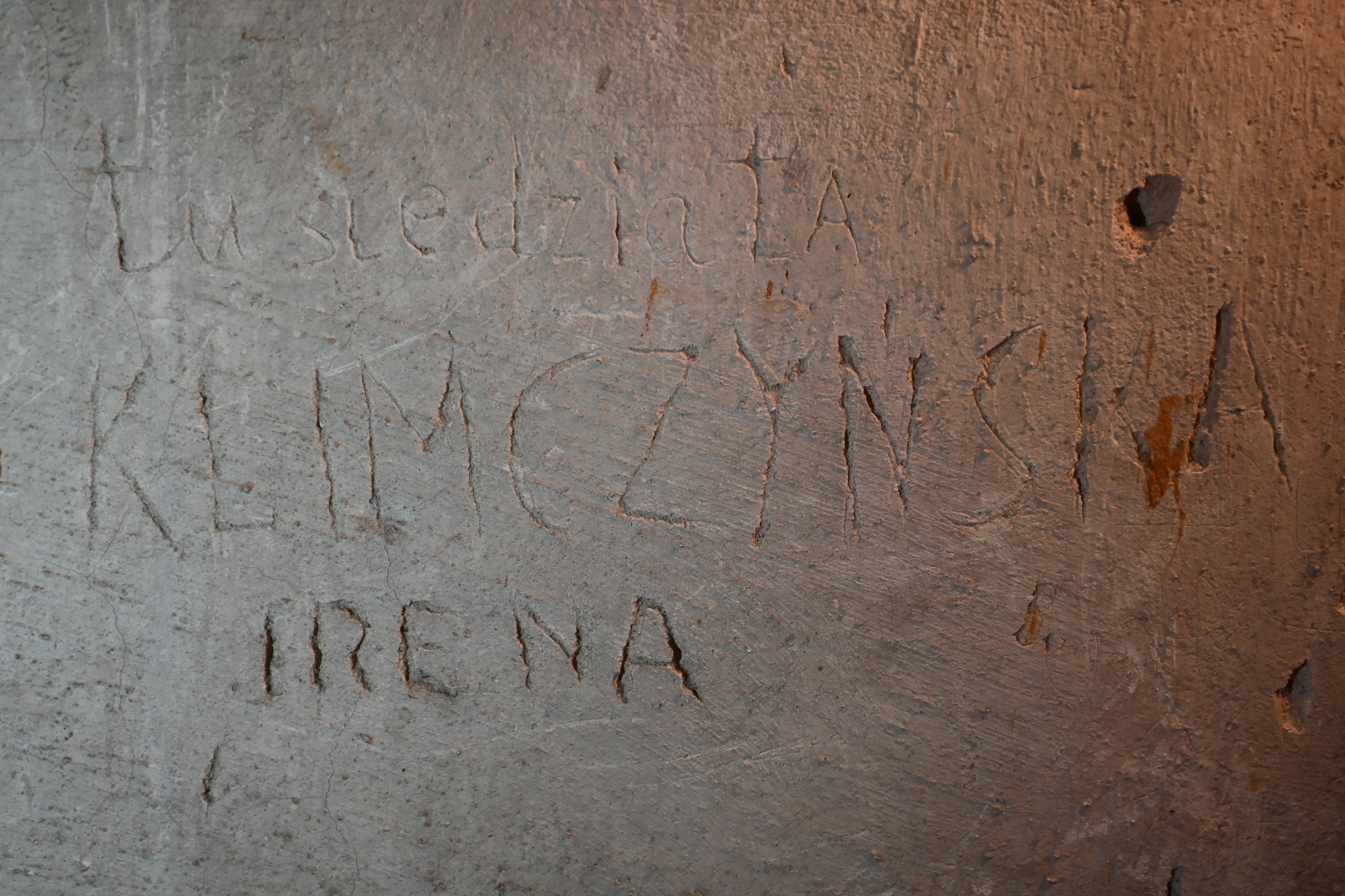 napisy w piwnicach zkzl - Wojtek Wardejn