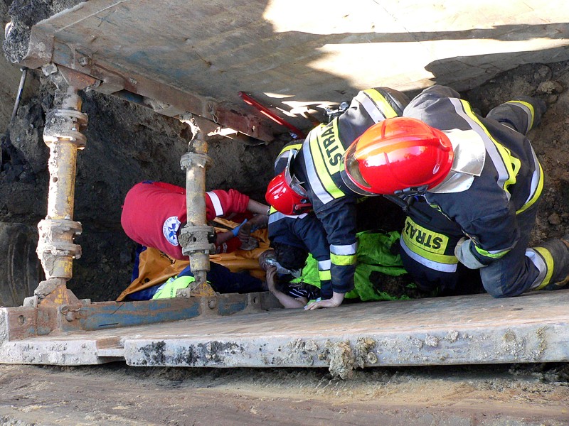 Strażacy ratują zasypanego - Straż Pożarna/Leszno