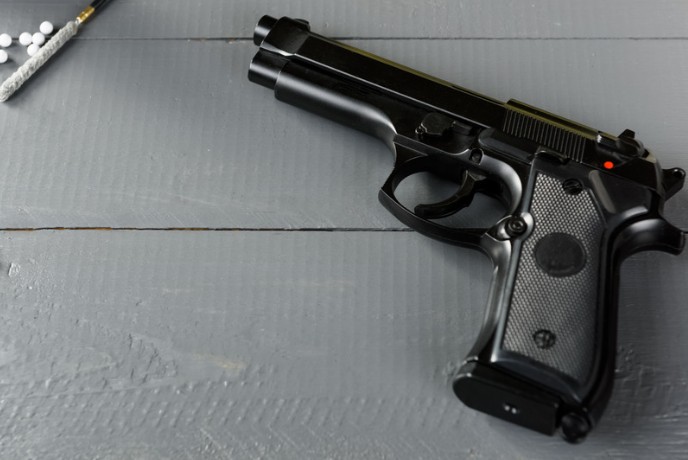 Pistolet replika - Canva