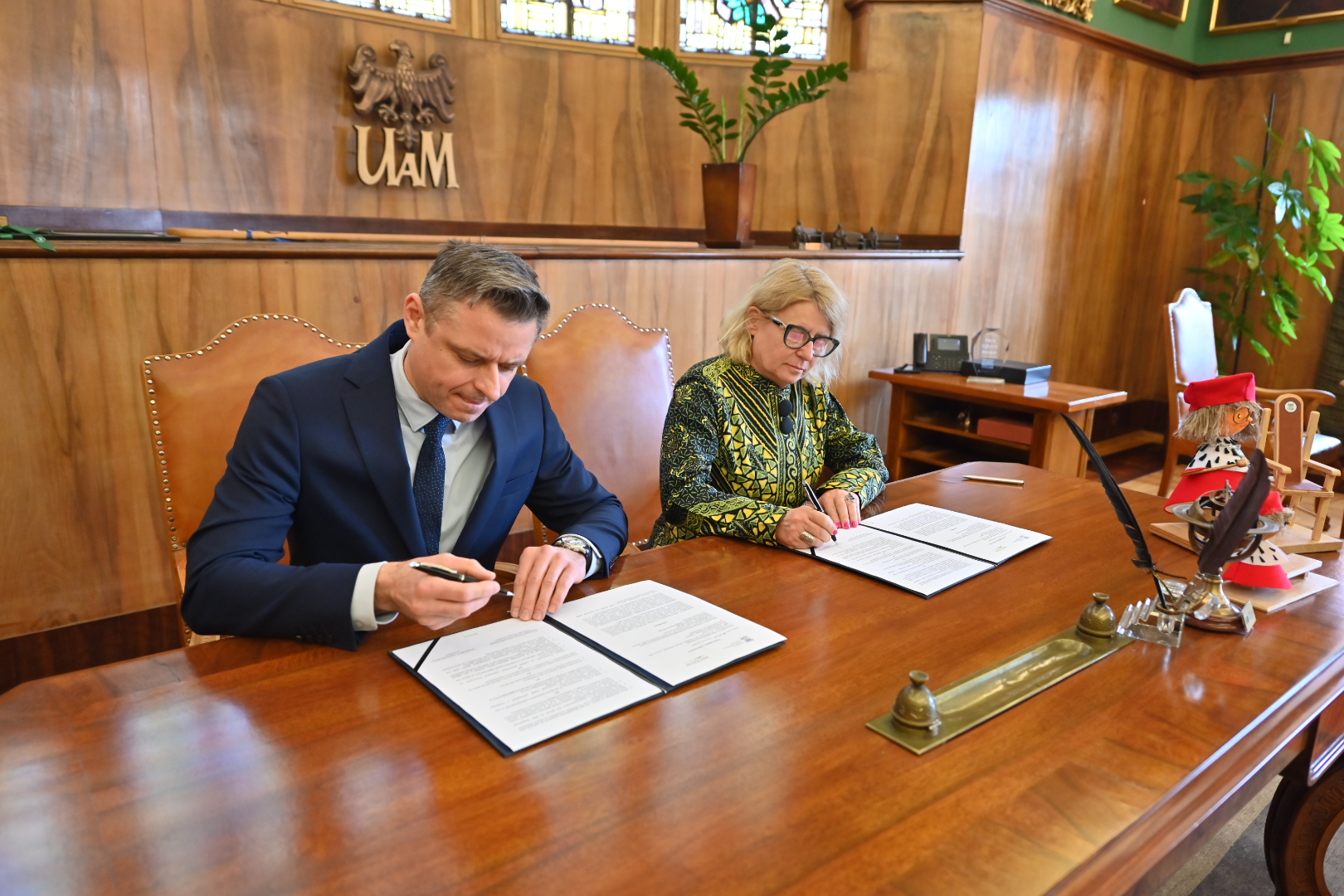 uam wfośig podpisanie umowy - Wojtek Wardejn