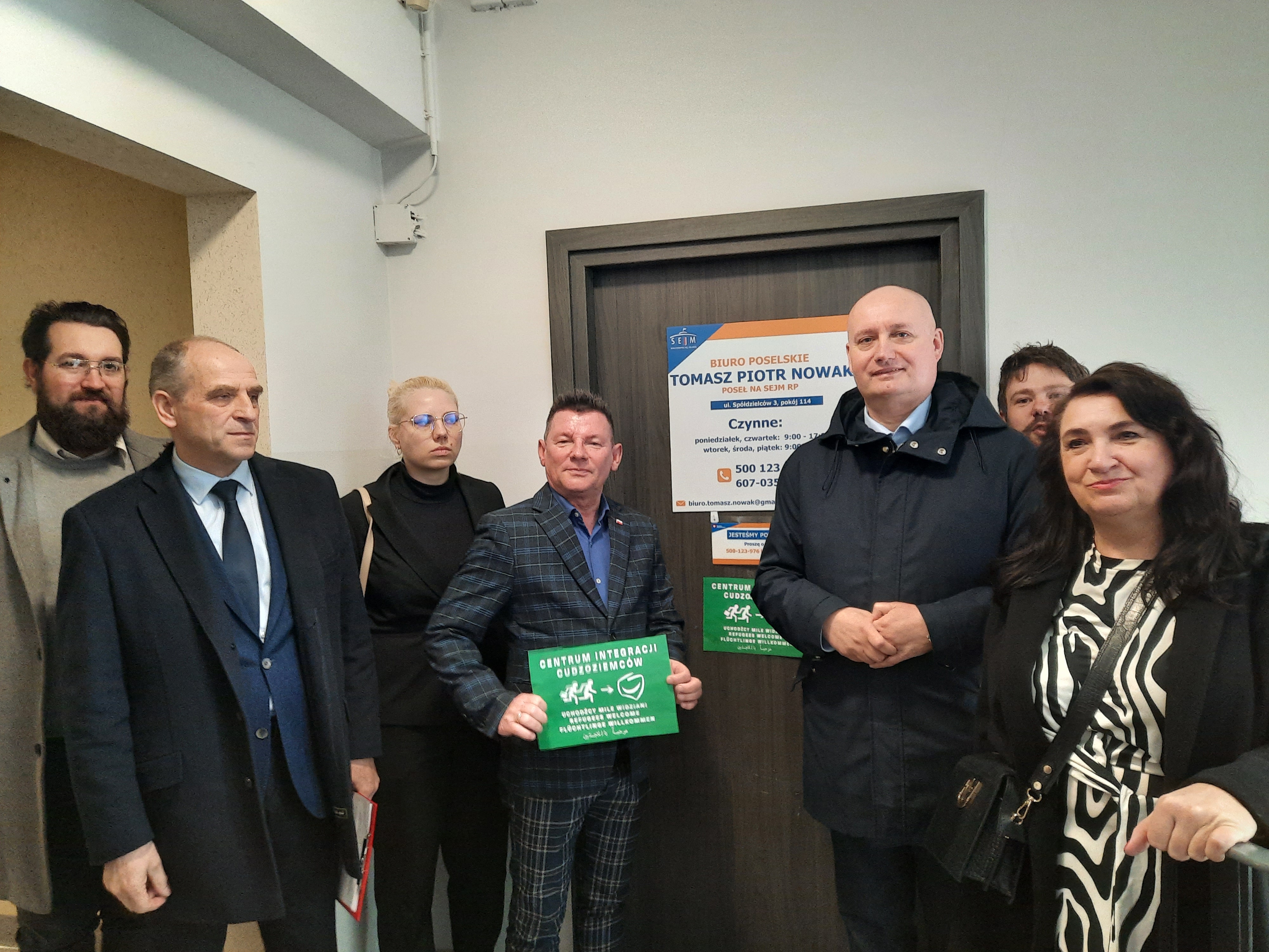 PiS okleja biuro posła KO - Michalina Maciaszek - Radio Poznań