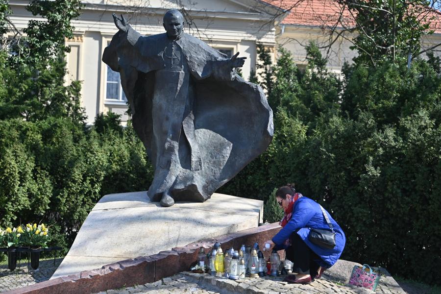 jan paweł ii pomnik katedra - Wojtek Wardejn - Radio Poznań