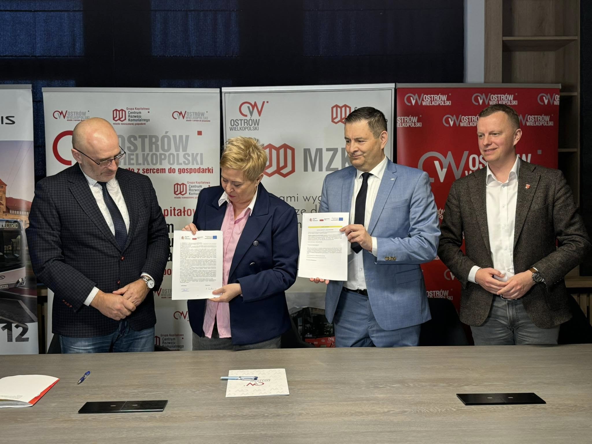 podpisanie umowy elektryki ostrów - Prezydent Ostrowa Wielkopolskiego Beata Klimek