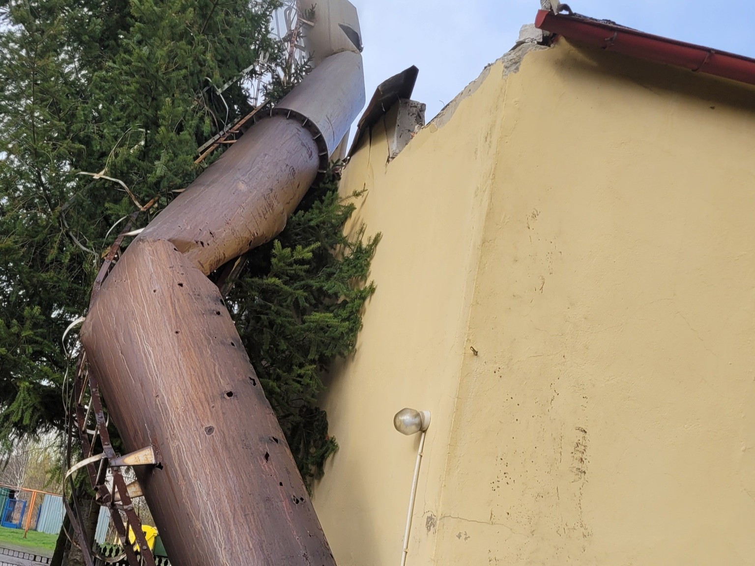 powalony komin sośnie  - OSP w Sośniach