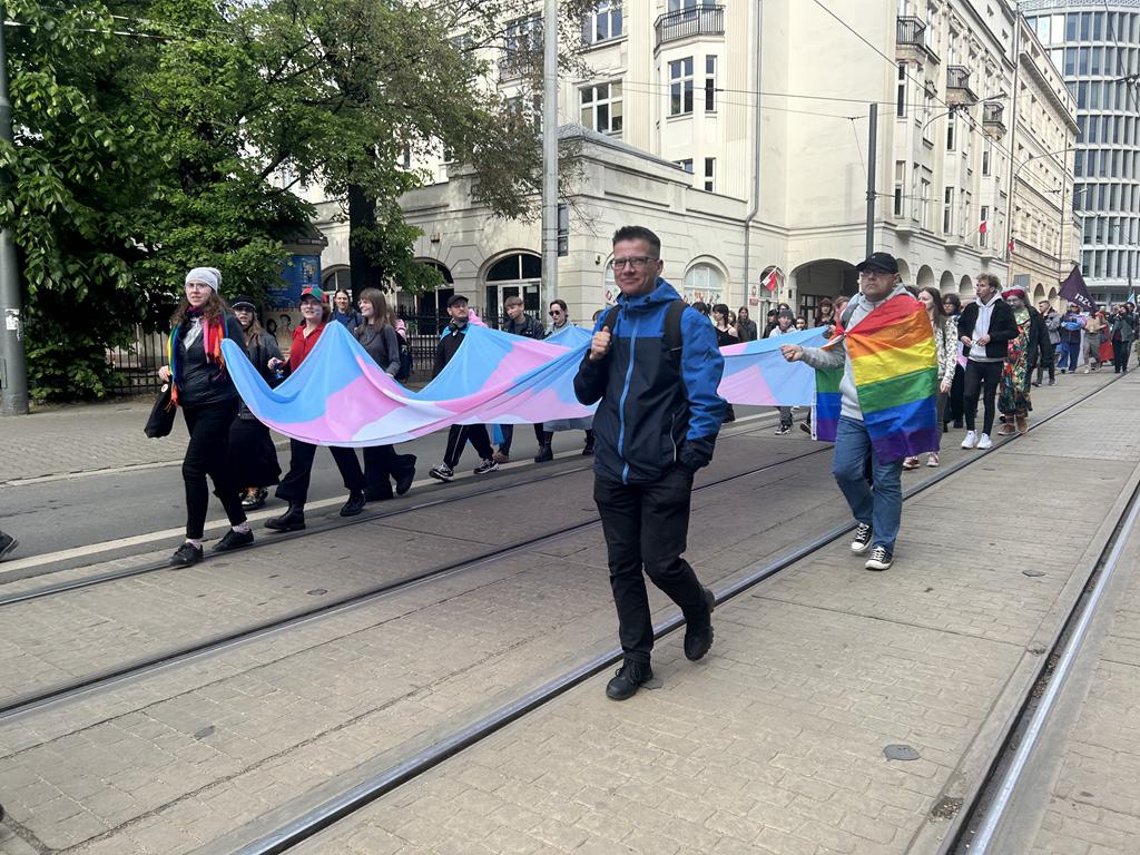 Marsz Równości osób transpłciowych i niebinarnych w Poznaniu - Szymon Majchrzak - Radio Poznań