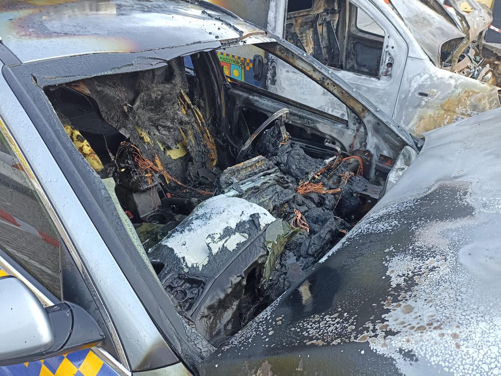 podpalone radiowozy puszczykowo - Wielkopolska policja 
