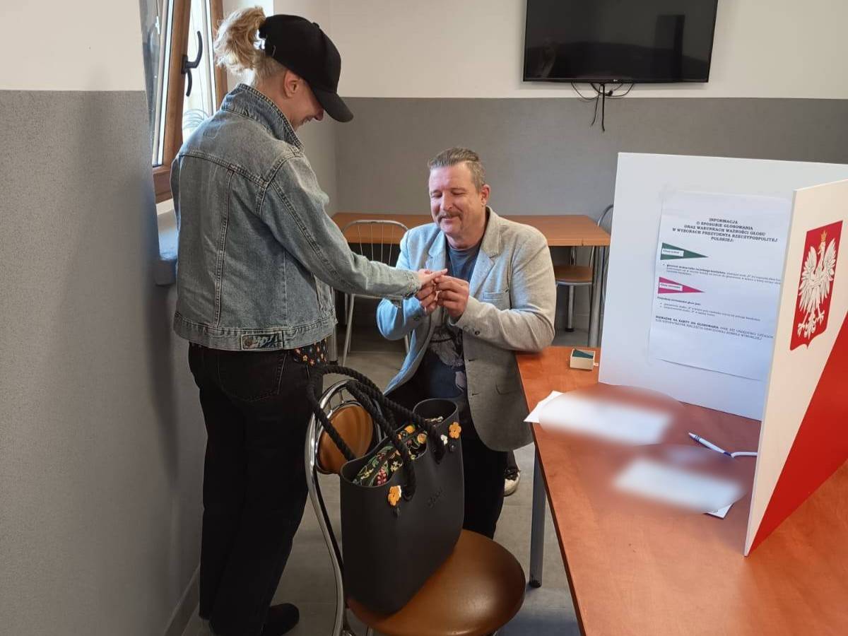 Oświadczyny w lokalu wyborczym - Gmina UG Szydłowo