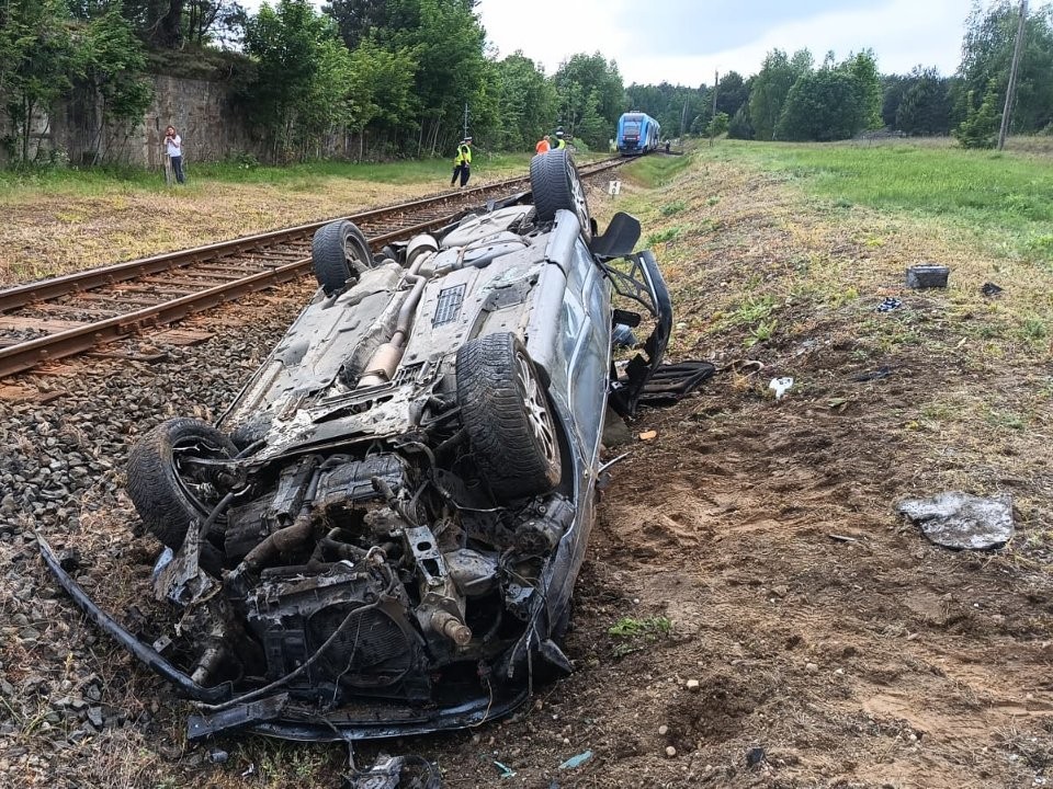 wypadek dolaszewo wjechał pod pociag  - KPP w Pile/KP PSP w Pile/OSP Szydłowo