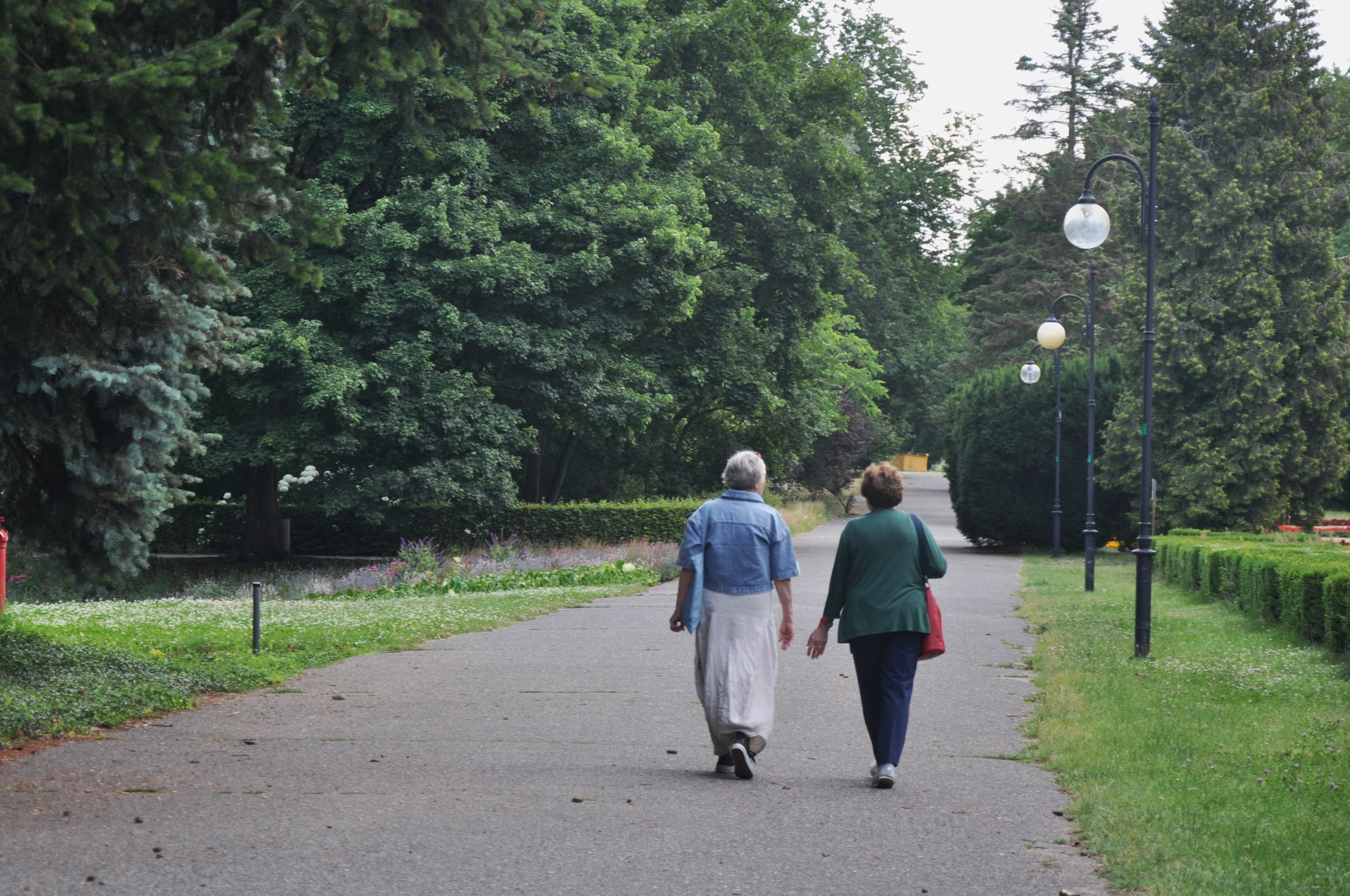 emeryci seniorzy park ludzie  - Eliza Hajdenrajch - Radio Poznań