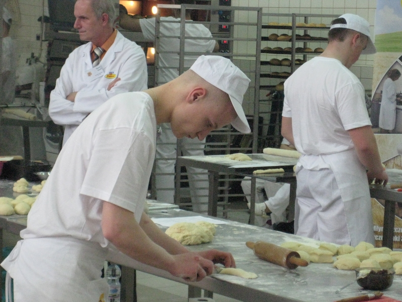 Młodzi piekarze pieką chleb - Wojciech Chmielewski