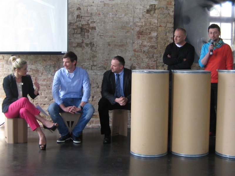 Kartonowe krzesła - Adam Michalkiewicz