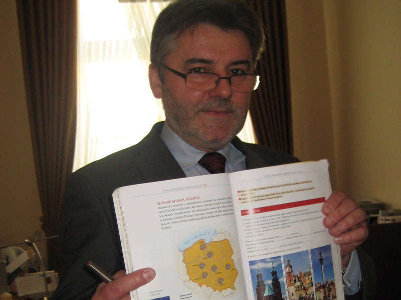 Janusz Pęcherz, prezydent Kalisza z książką - Danuta Synkiewicz
