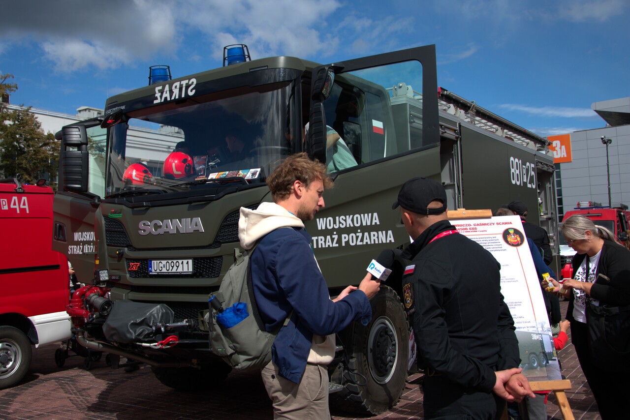 zlot czerwonych samochodów - Alicja Kotewicz - Radio Poznań