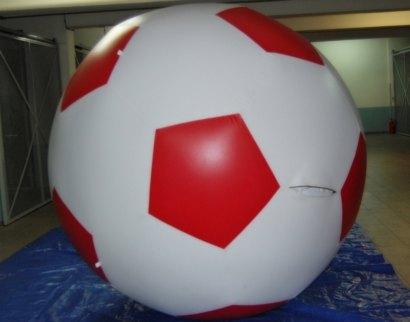 piłka biało-czerwona na Dzień Flagi - WUW