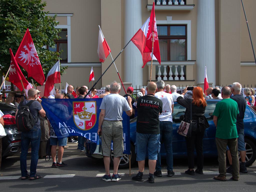 protest przed konsulatem niemiec reparacje  - Alicja Kotewicz  - Radio Poznań
