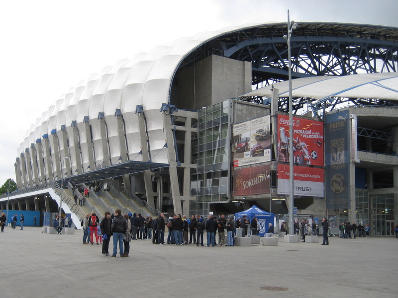 kibice idą na stadion - Jacek Butlewski