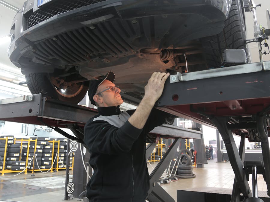 kontrola auto pojazd samochód - Andrea Piacquadio - Pexels