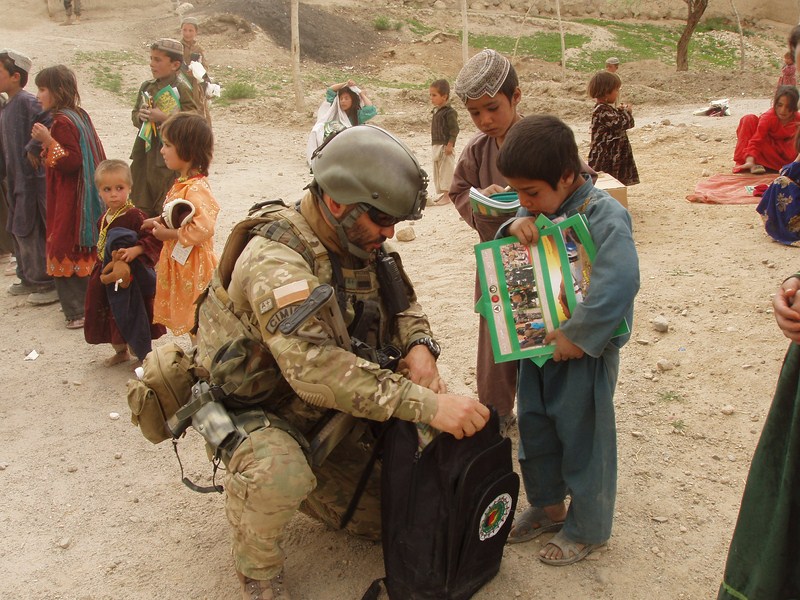 Pomoc dla dzieci w Afganistanie - Krzysztof Grygiel, por. Michał Kij    