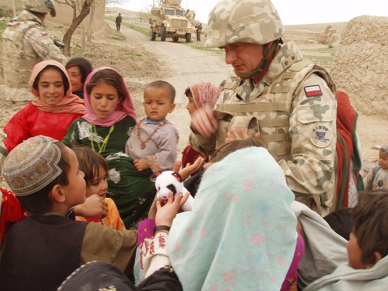 Pomoc dla dzieci w Afganistanie - Krzysztof Grygiel, por. Michał Kij    