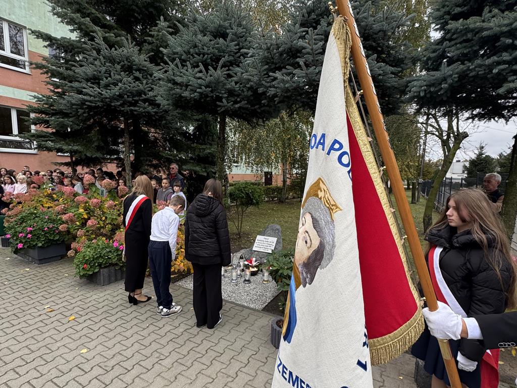 zapal znicz pamięci trzemeszno - Szkoła podstawowa nr 1 w Trzemesznie