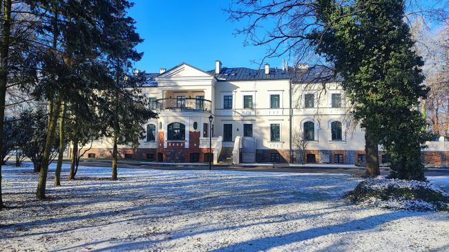 dwór skrzynki - powiat.poznan.pl