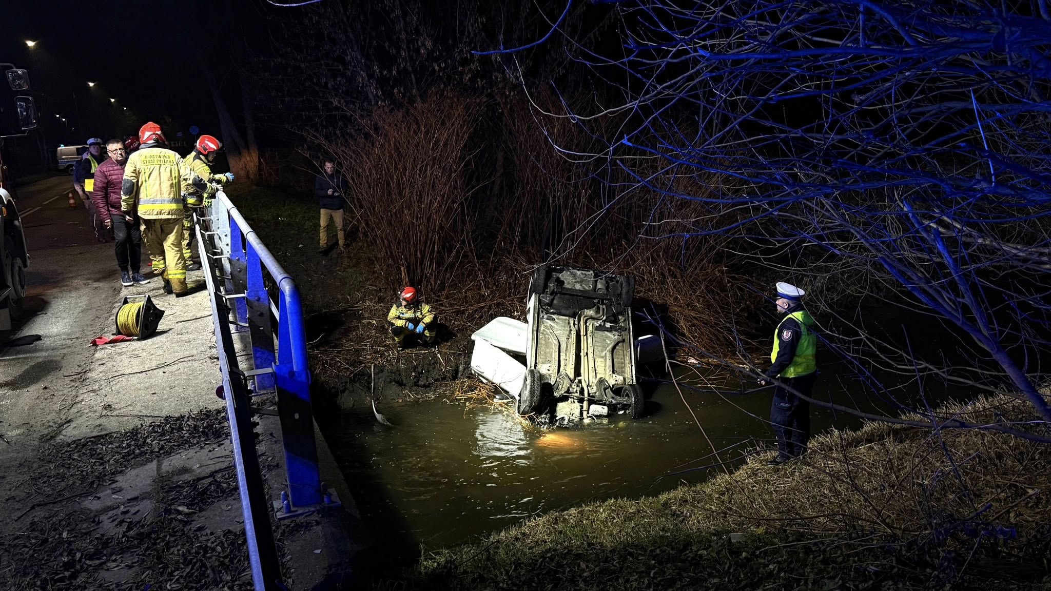 auto w rzece - PSP Ostrów Wlkp.