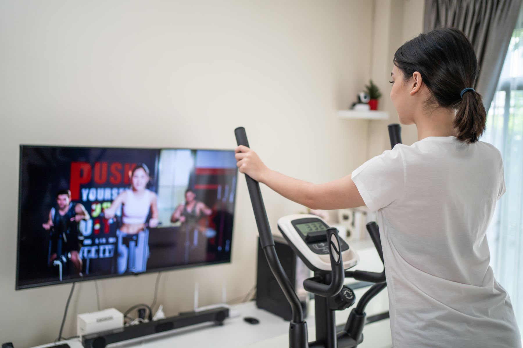 trening-na-orbitreku-w-praktyce-jak-poprawic-kondycje-w-domu - Materiał sponsorowany