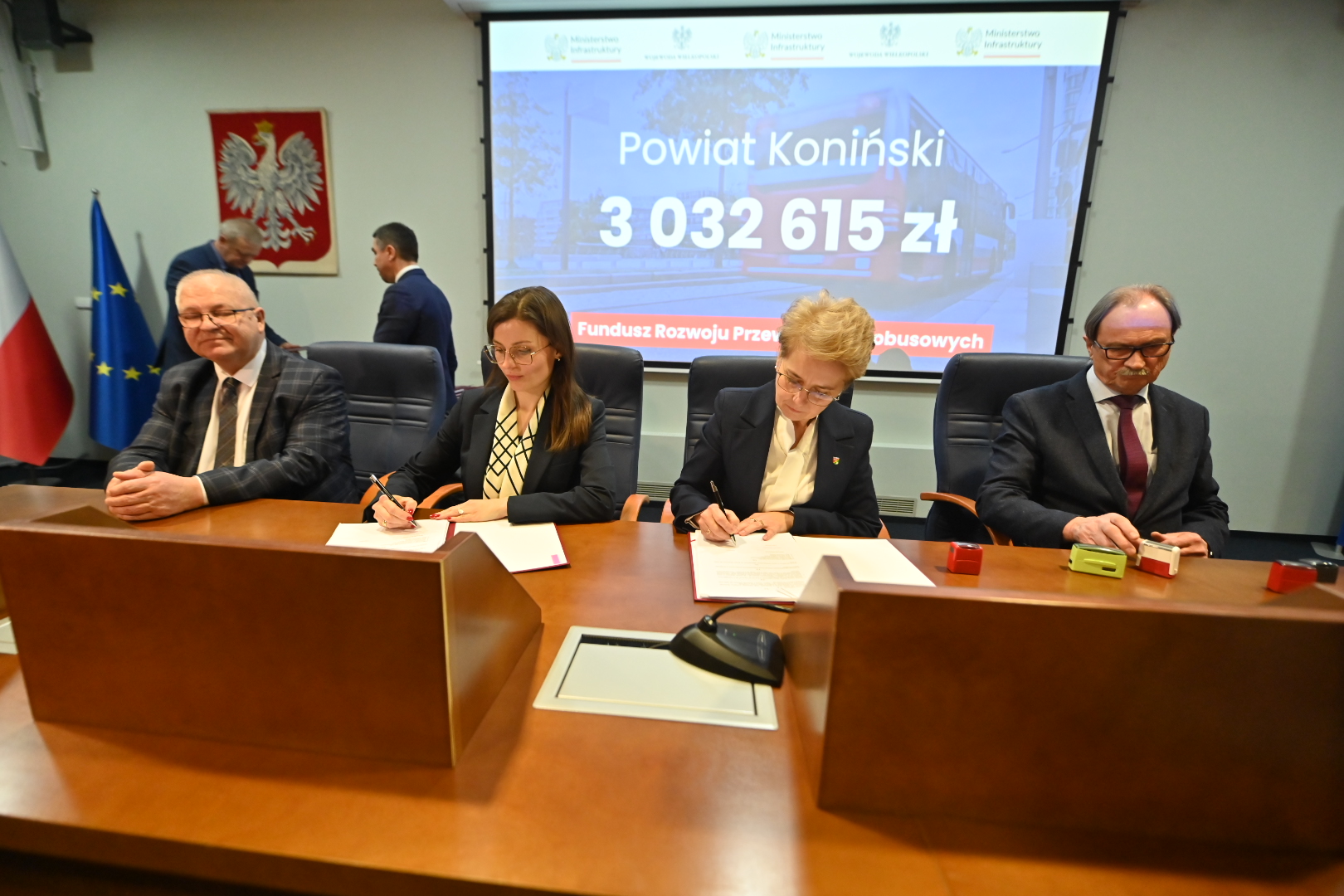 podpisanie umów przewozów autobusowych wojewoda - Wojtek Wardejn - Radio Poznań