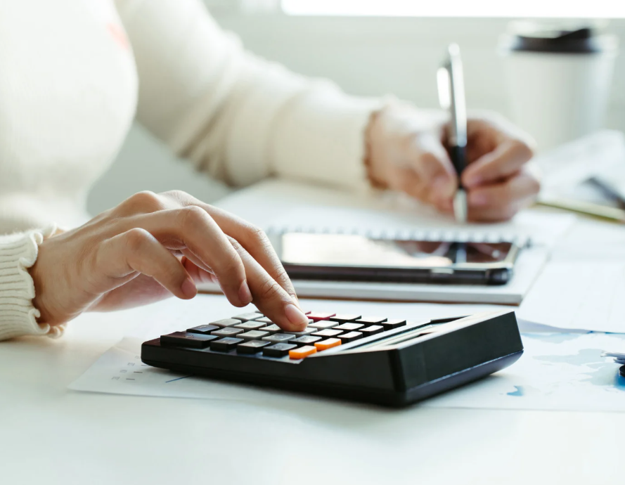 pieniądze budżet oszczędzanie kalkulator - Canva