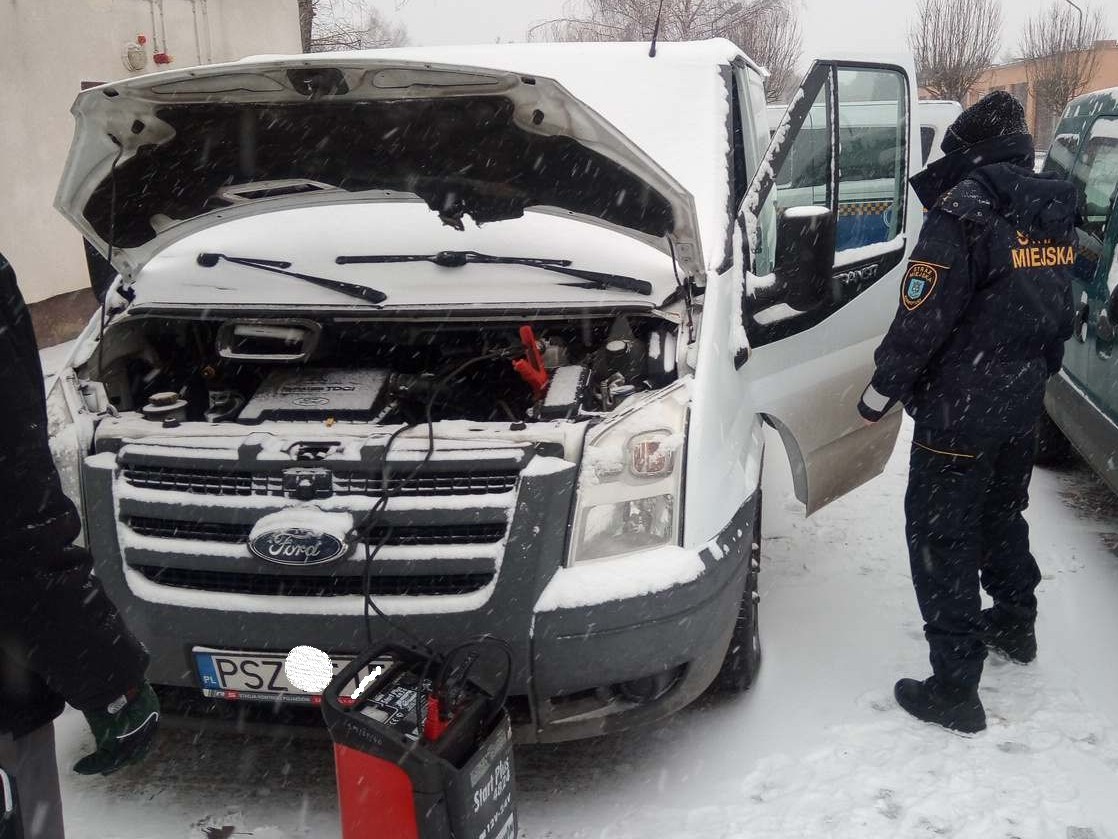 straż miejska pomaga odpalić samochód - Miasto i Gmina Szamotuły