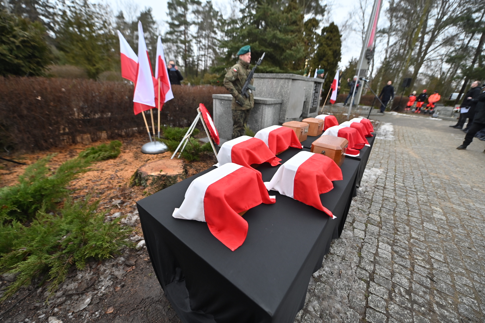 szczątki powstańców wielkopolskich przeniesione ze zniszczonych mogił - Wojtek Wardejn  - Radio Poznań