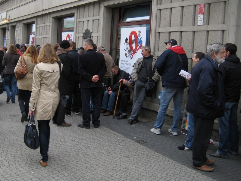 Kolejka po srebrne monety - Jacek Butlewski