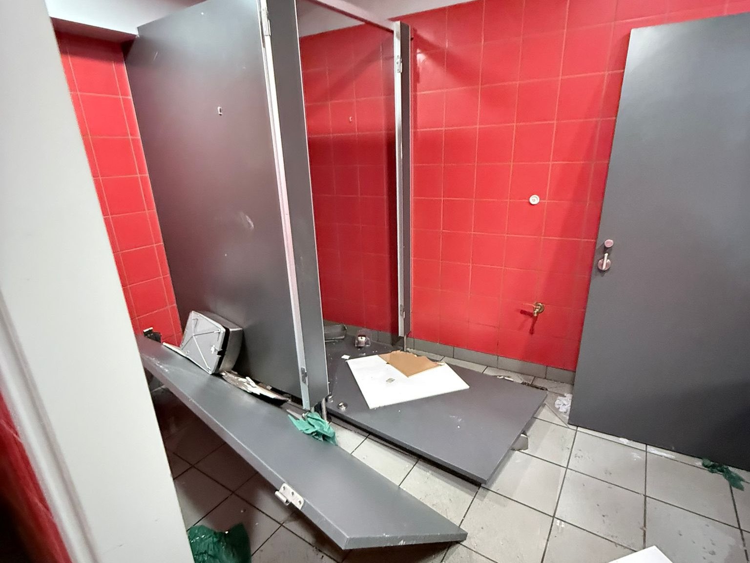 zdemolowany stadion w łodzi - Facebook Łódź