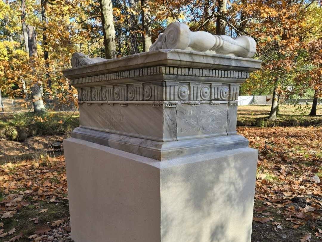 pomnik sarkofag córek radziwiłła w antoninie - Pałac Myśliwski w Antoninie