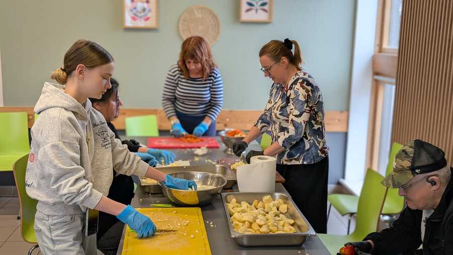 barka śniadanie przygotowanie - Fundacja Barka