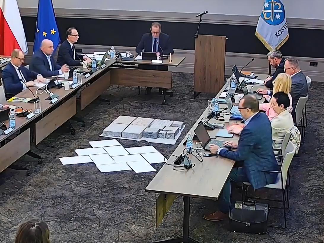 płyty kostrzyn rynek sala sesyjna rada miasta  - Screen sesja rady miejskiej w Kostrzynie
