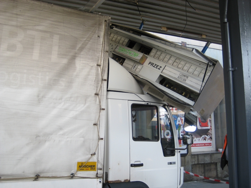 Ciężarowka na dworcu - Anna Skoczek