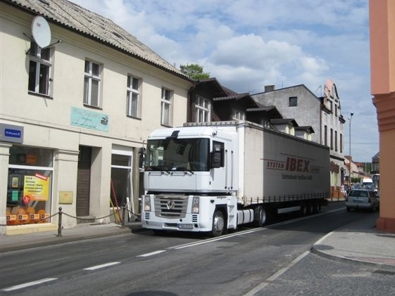 Tir jedzie przez Czarnków - Wiesława Pinkowska