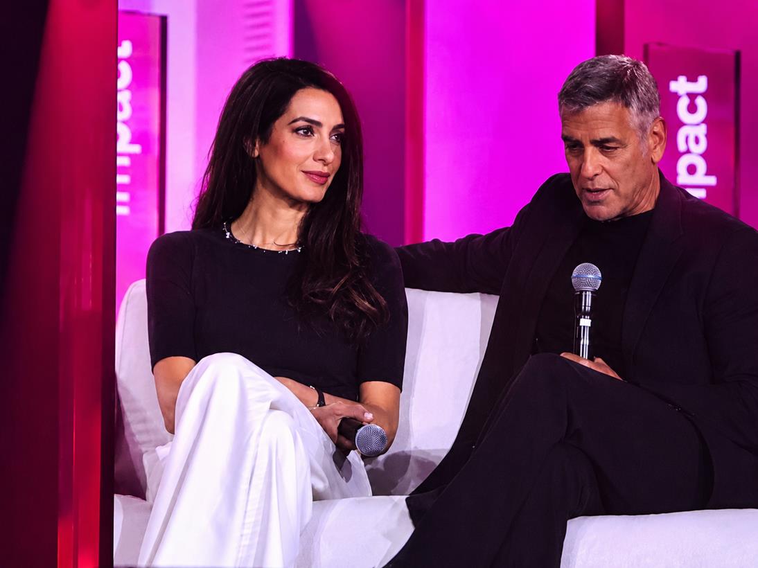 Amal Clooney i George Clooney - Uczestnik kongresu - Edytowany przy pomocy AI