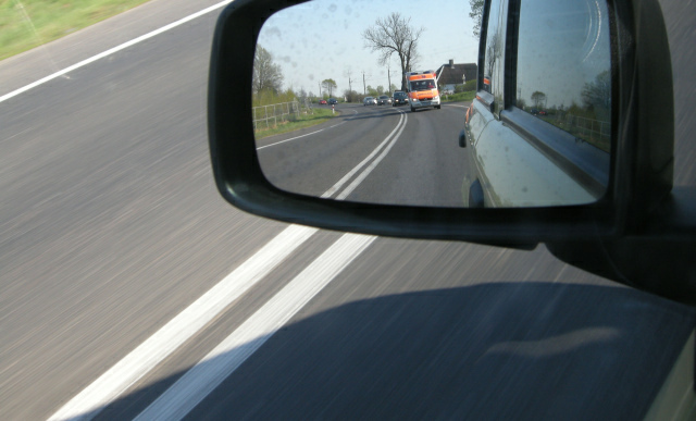 karetka_w_lusterku_1 - TomFoto