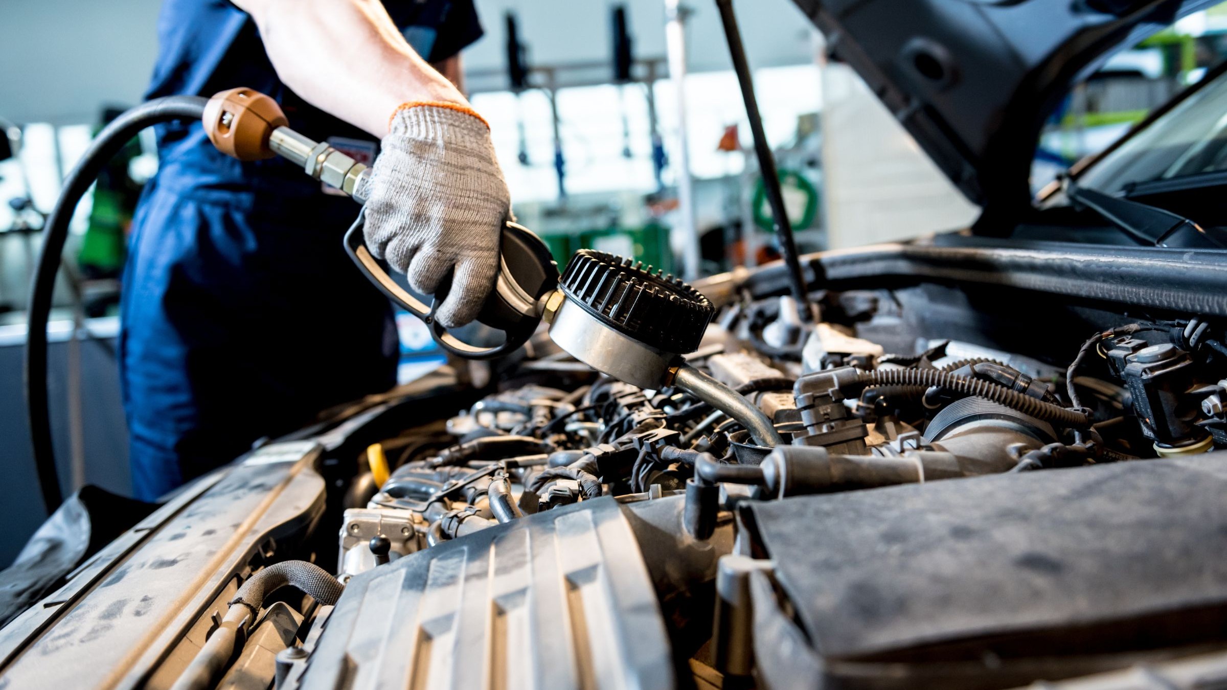 Przegląd mechanik samochód - romaset - Getty Images